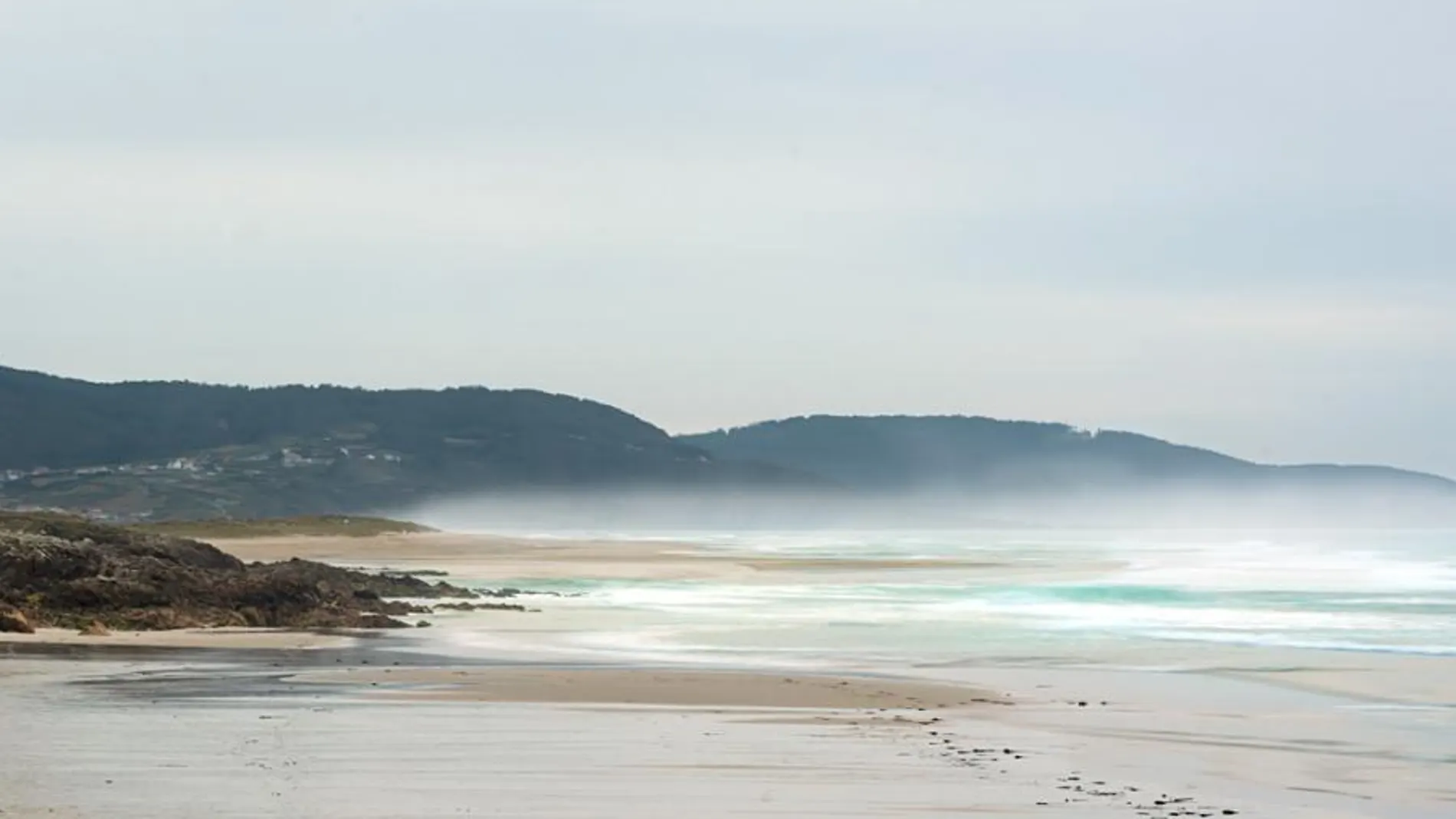 Así es la playa de la Costa da Morte que tiene 4 km de largo y es un santuario para el surf