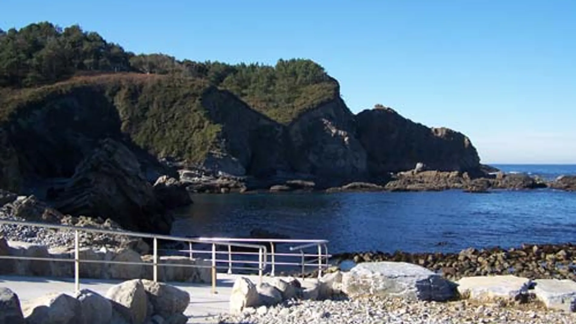 Pormenande: la playa secreta de Asturias donde el Cantábrico se hace salvaje