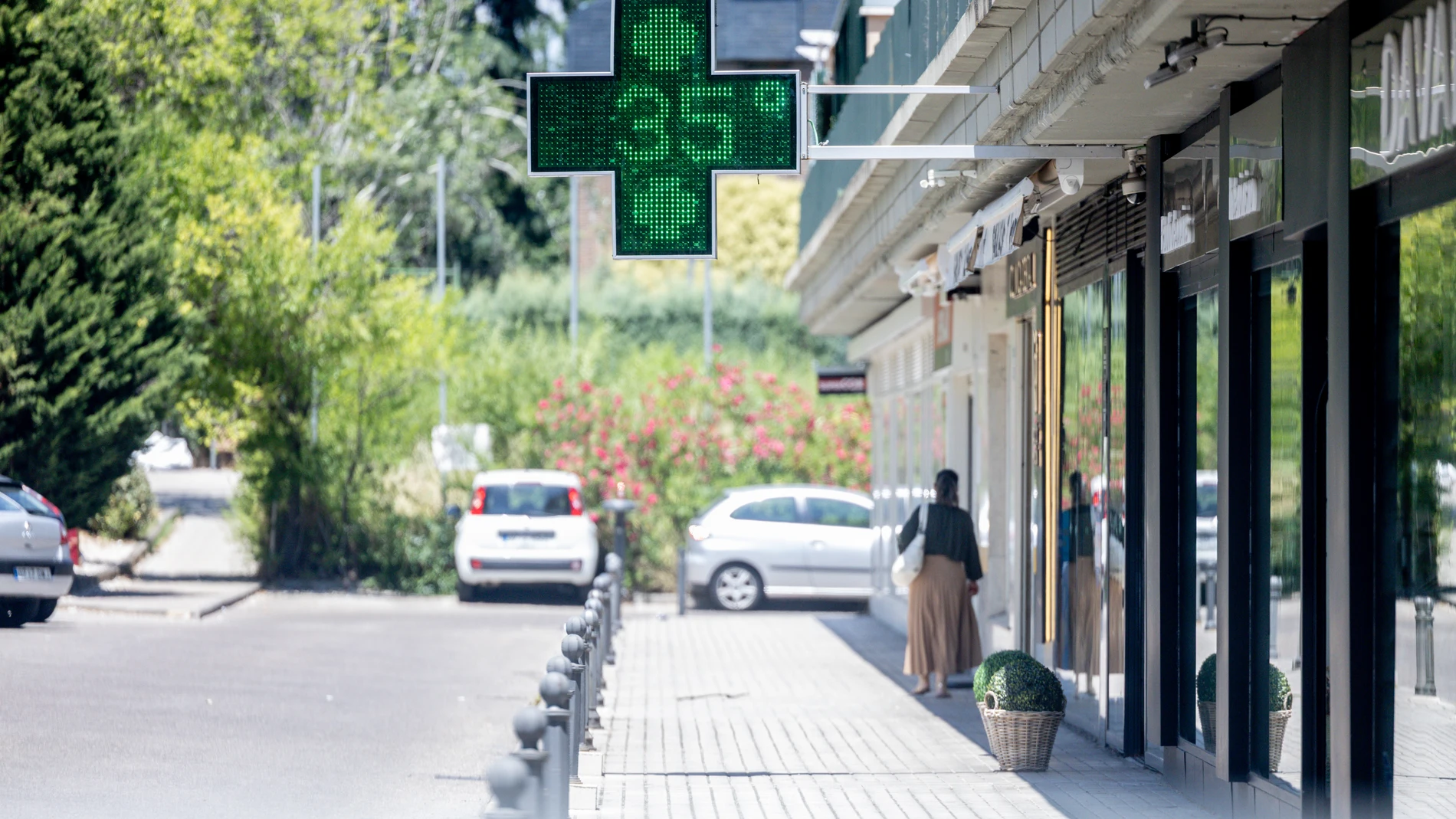 Una señal luminosa de farmacia con la temperatura registrada, a 27 de junio de 2025, en Madrid (España). La AEMET ha emitido un aviso especial por ola de calor que se extenderá desde el sábado hasta al menos el martes, afectando a gran parte de España. Se esperan temperaturas superiores a 38ºC de forma generalizada, alcanzando los 40-42ºC en los valles del Guadiana, Ebro y Guadalquivir. El fenómeno está provocado por un anticiclón africano y la entrada de una masa de aire sahariano, lo que tr...