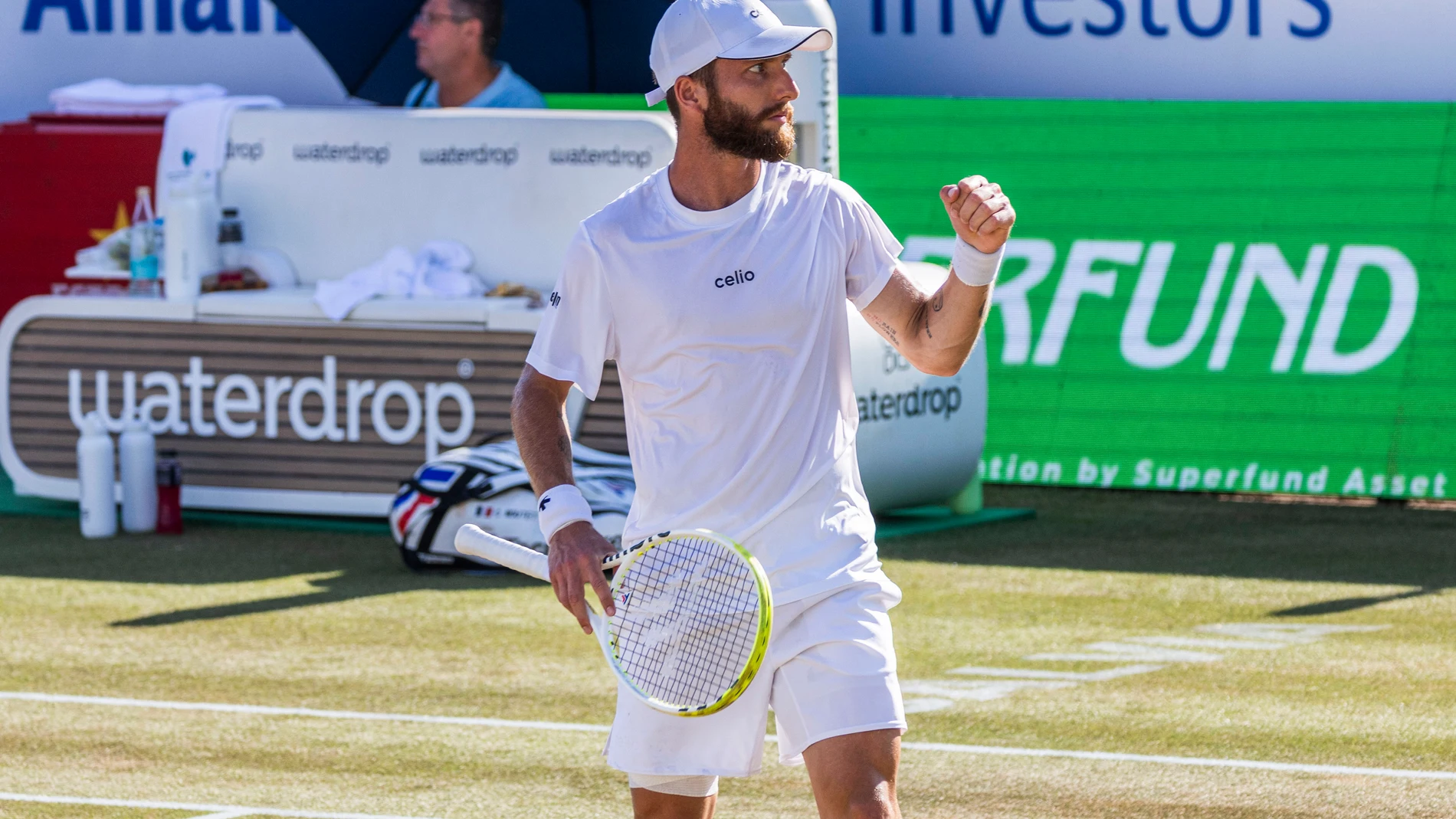 SANTA PONSA (MALLORCA), 27/06/2025.- El tenista francés Corentin Moutet ante el estadounidense Alex Michelsen durante un partido de semifinales del torneo ATP Mallorca Championships, este viernes en Santa Ponsa (Mallorca). EFE/ Cati Cladera