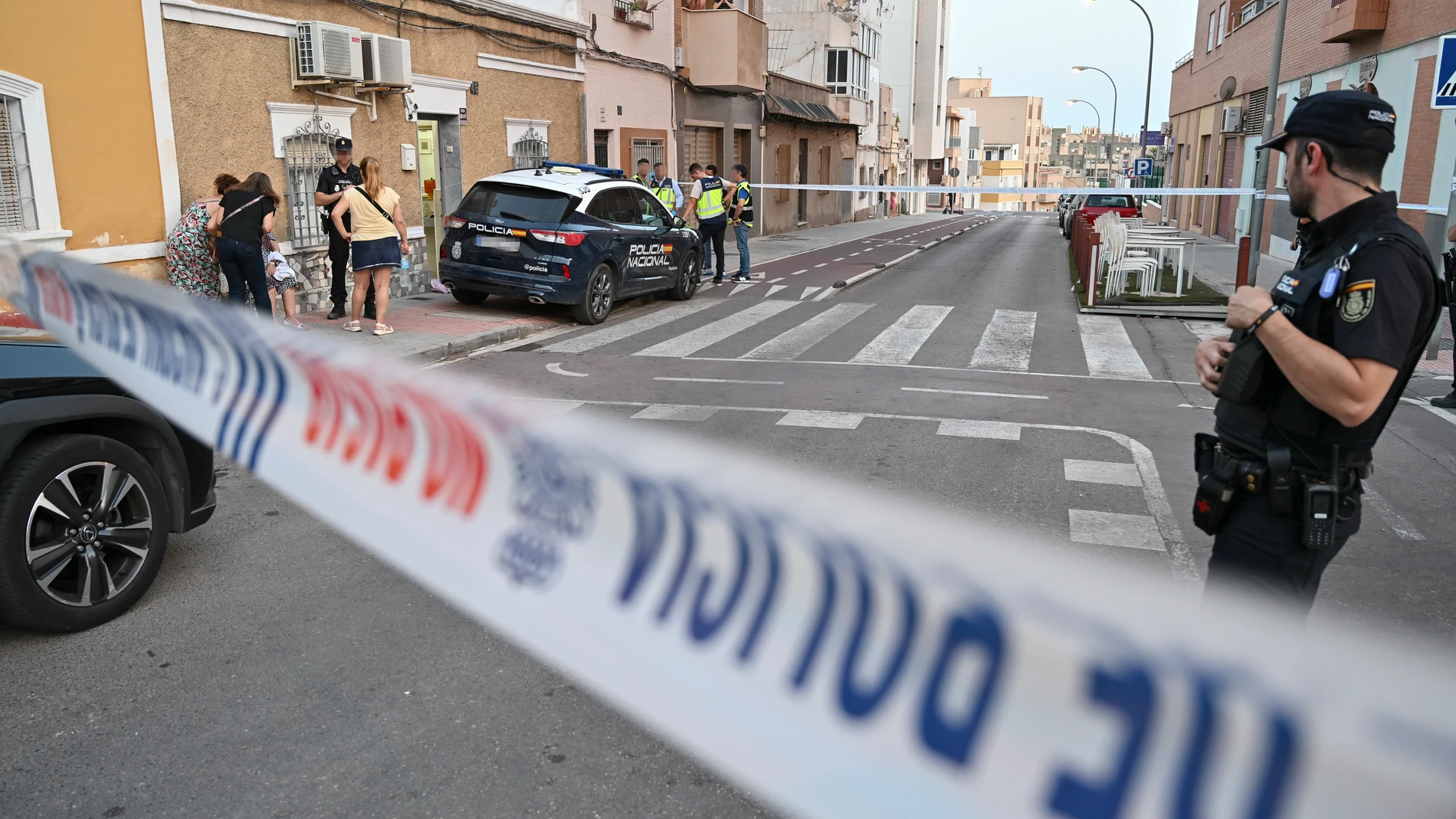ALMERÍA, 27/06/2025.- Una mujer de unos 60 años ha sido hallada la tarde de este viernes muerta en el interior de una vivienda situada en la travesía de San Luis, en la capital almeriense, en lo que la Policía Nacional ha confirmado a EFE como un homicidio. EFE/ Carlos Barba