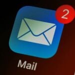 Piénsalo antes de hacer clic: por qué es peligroso usar esta opción común en los correos que recibes.