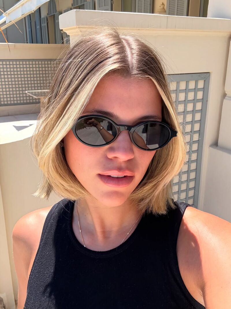 Influencer con corte de pelo bob.