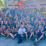 Foto de familia de Carnero con el equipo femenino de Valkirias Pisuerga