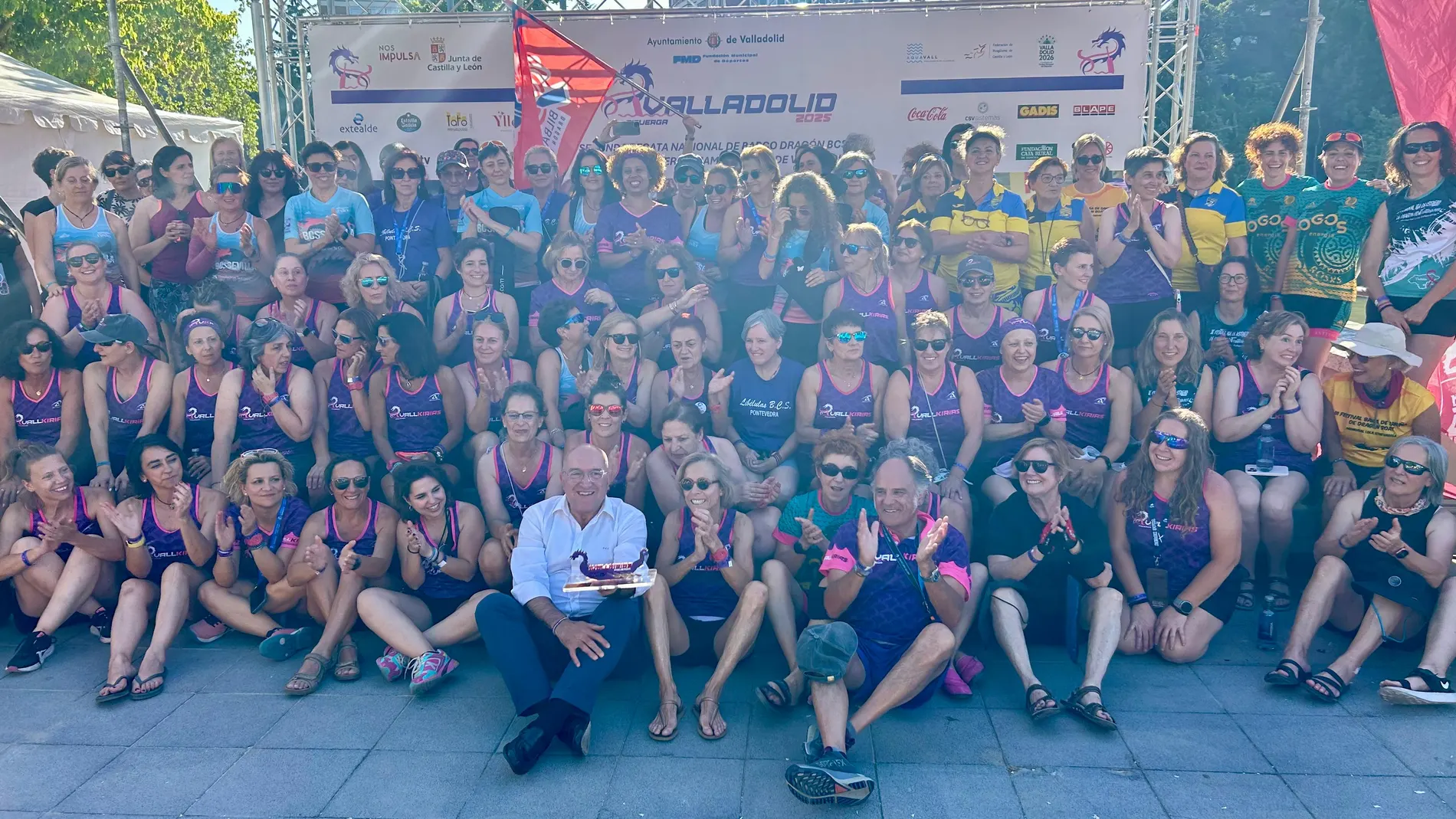 Foto de familia de Carnero con el equipo femenino de Valkirias Pisuerga