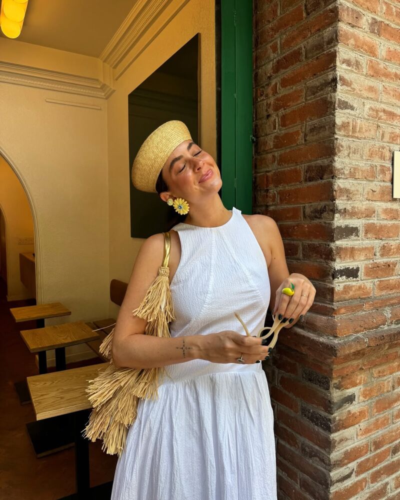Influencer con sombrero de paja.