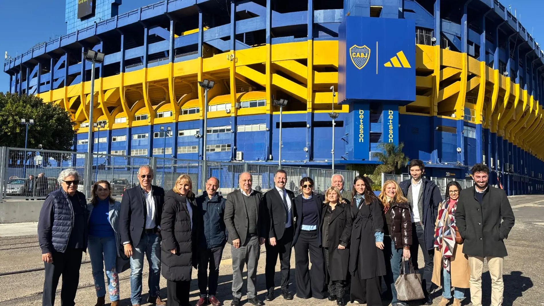 De Paco Serrano, en el centro de la imagen, durante su visita al estadio de Boca Juniors
