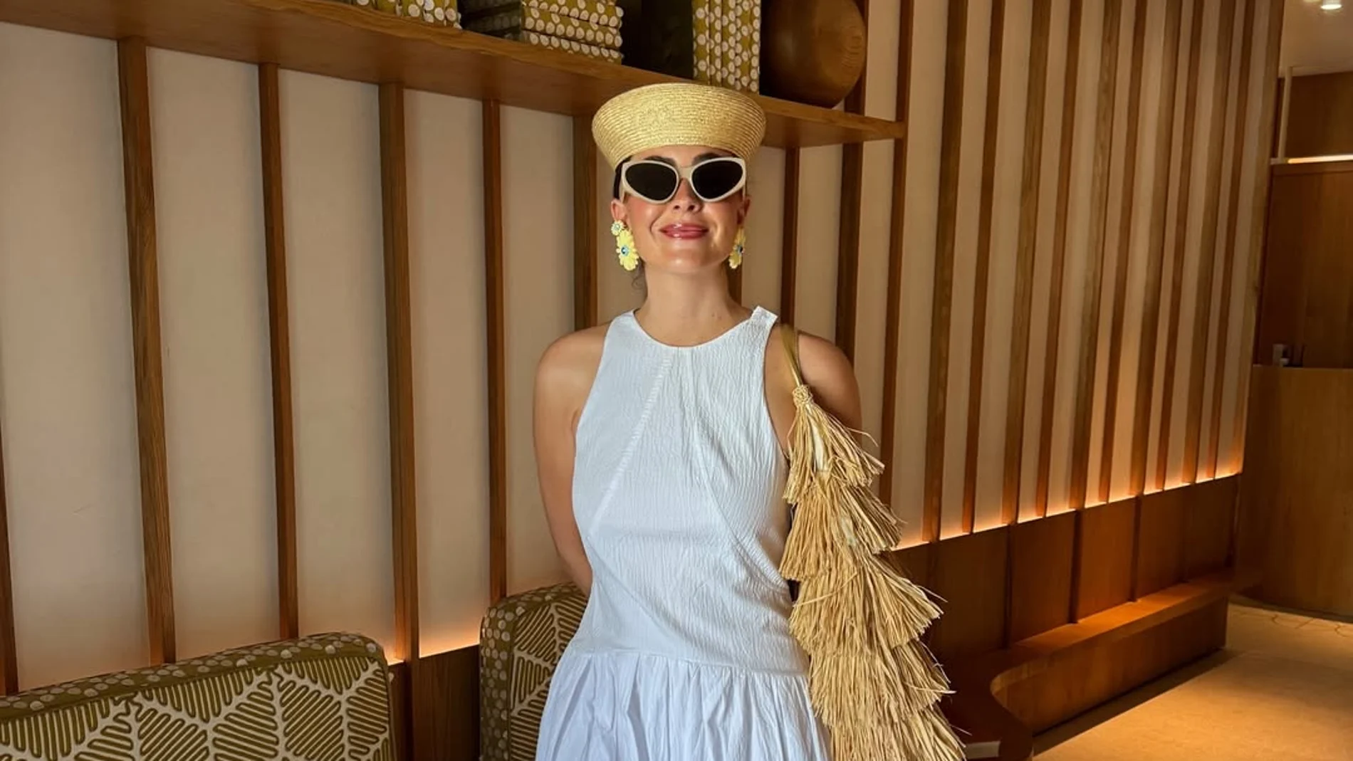 Influencer con sombrero de paja.