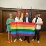 Marco Morala recibe al pregonero del Día del Orgullo