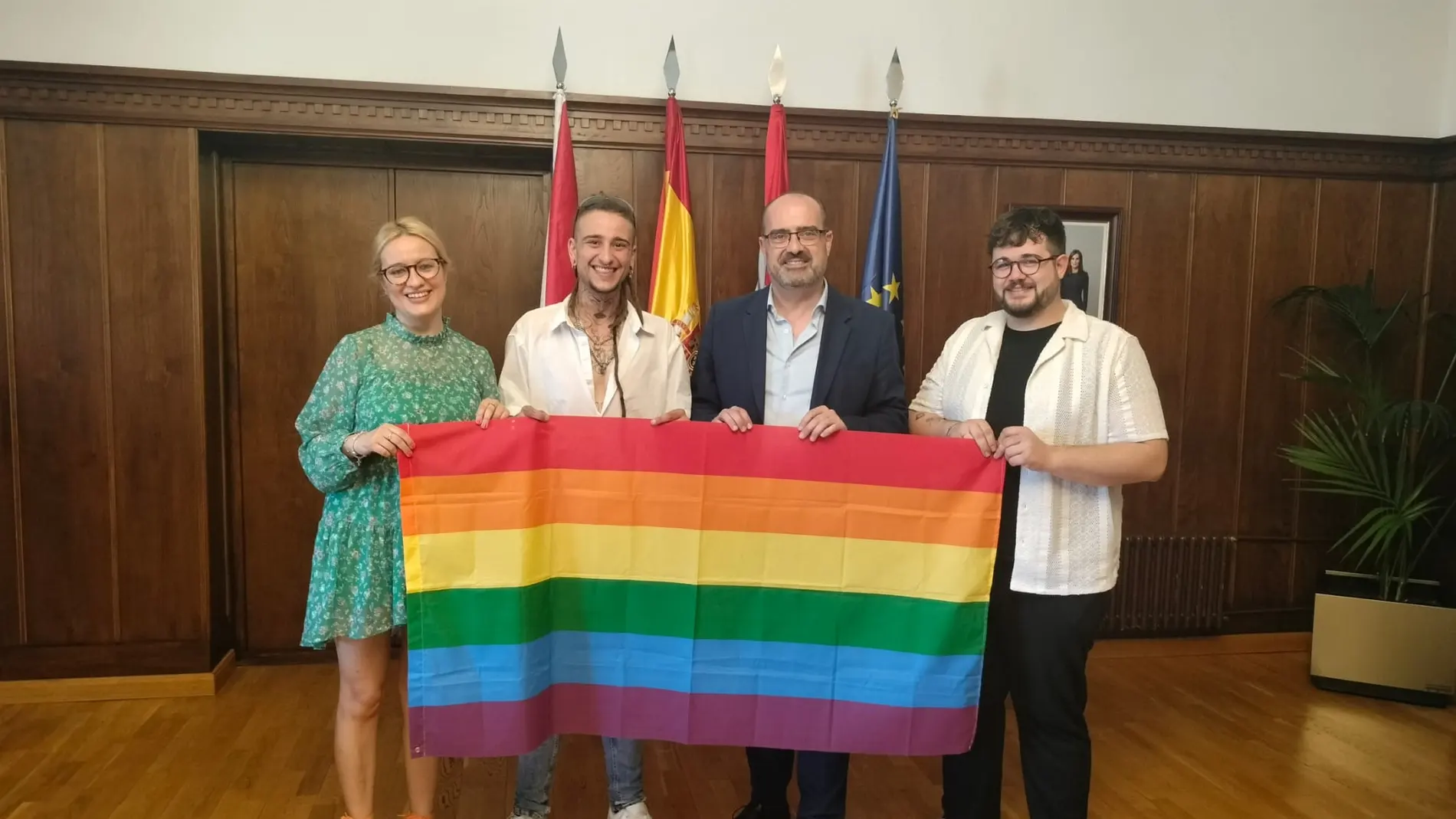 Marco Morala recibe al pregonero del Día del Orgullo