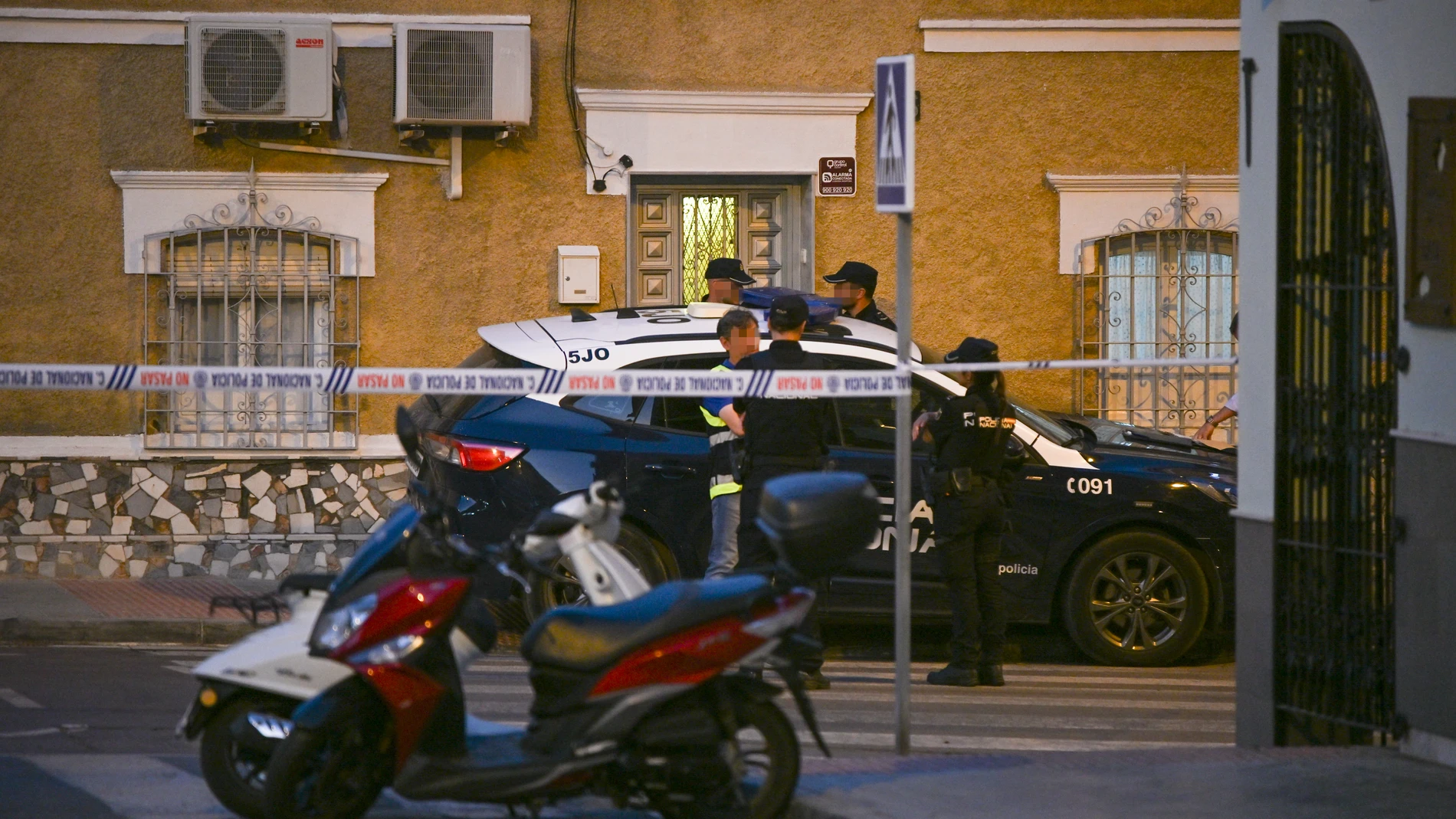 ALMERÍA, 27/06/2025.- Una mujer de unos 60 años ha sido hallada la tarde de este viernes muerta en el interior de una vivienda situada en la travesía de San Luis, en la capital almeriense, en lo que la Policía Nacional ha confirmado a EFE como un homicidio. EFE/ Carlos Barba