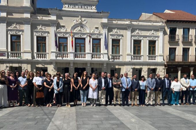 Guadalajara guarda silencio en la Plaza Mayor en repulsa por la muerte de Ramy por violencia de género.