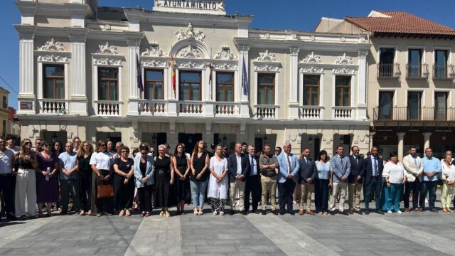 Guadalajara guarda silencio en la Plaza Mayor en repulsa por la muerte de Ramy por violencia de género.