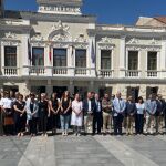 Guadalajara guarda silencio en la Plaza Mayor en repulsa por la muerte de Ramy por violencia de género.