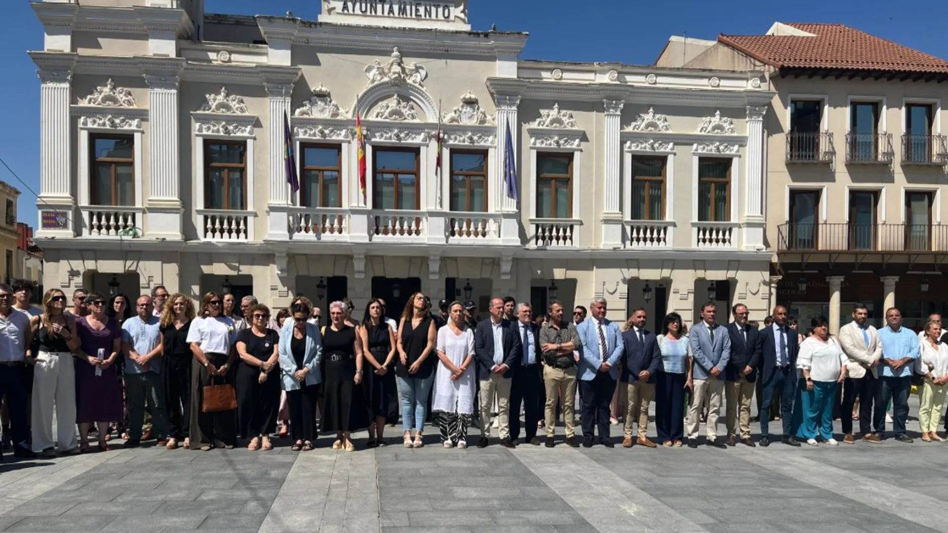 Guadalajara guarda silencio en la Plaza Mayor en repulsa por la muerte de Ramy por violencia de género.