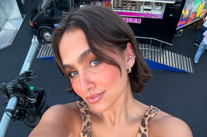 Influencer con corte de pelo bob.