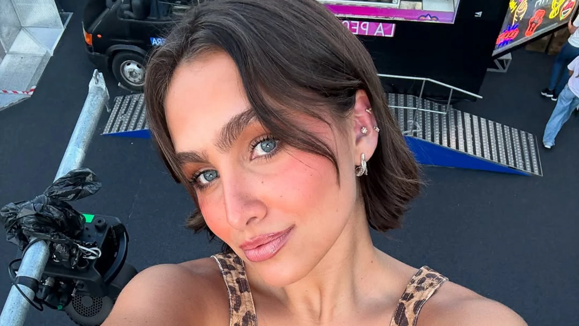 Influencer con corte de pelo bob.