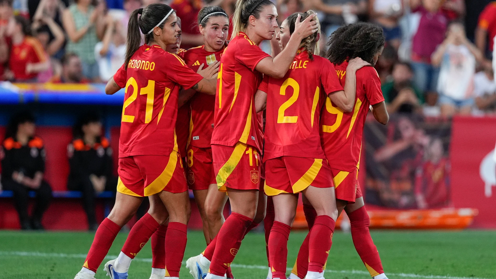LEGANÉS (COMUNIDAD DE MADRID), 27/06/2025.- Las jugadoras españolas celebran el gol del empate de Claudia Pina durante el partido amistoso que disputan las selecciones femeninas de España y Japón en el estadio Butarque de Leganés (Comunidad de Madrid). EFE/Borja Sánchez-Trillo