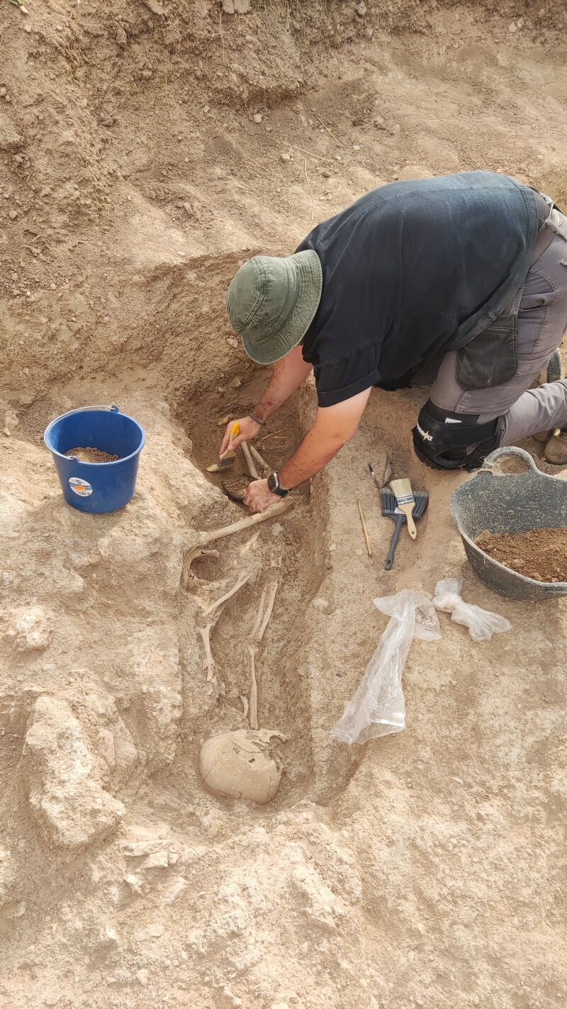 Un arqueólogo trabaja en uno de los esqueletos hallados