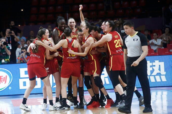España celebra la victoria ante Francia en semifinales