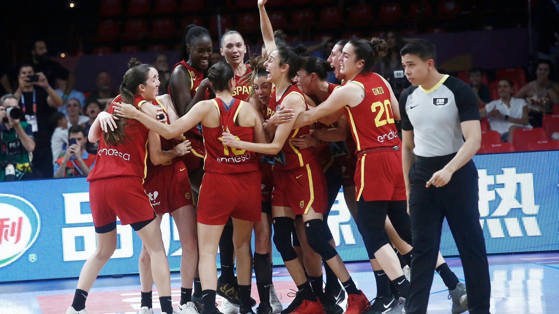 España celebra la victoria ante Francia en semifinales