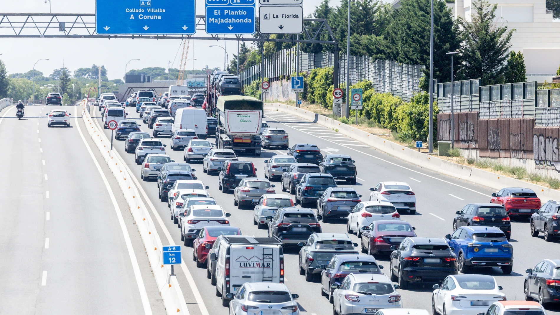Varios vehículos circulan durante la primera operación salida de verano 2025, en la autovía A6, a 27 de junio de 2025, en Madrid (España). La Dirección General de Tráfico (DGT) prevé para esta primera operación salida del verano 2025 un total de alrededor de 6 millones de desplazamientos por carretera entre hoy a las 15:00 horas y la medianoche del lunes 1 de julio. Esta cifra corresponde al periodo inicial de mayor intensidad de tráfico, coincidiendo con el inicio de las vacaciones escolares...