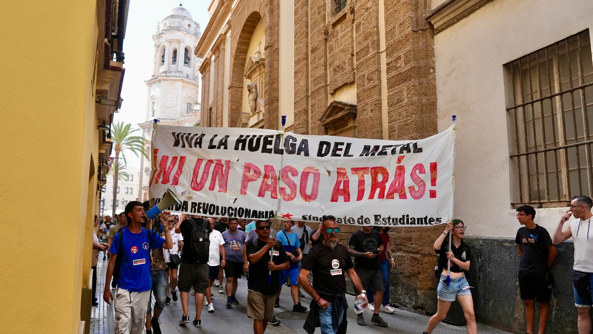 GRAFAND9758. CÁDIZ, 27/06/2025.- Los trabajadores del metal de la provincia de Cádiz se manifiestan por las calles gaditanas este viernes cuando se cumplen cinco días de huelga indefinida, mientras las negociaciones entre los sindicatos UGT y CCOO y la Federación de Empresarios del Metal de Cádiz se retoman en la sede de Sevilla del Consejo Andaluz de Relaciones Laborales.EFE/Román Ríos.