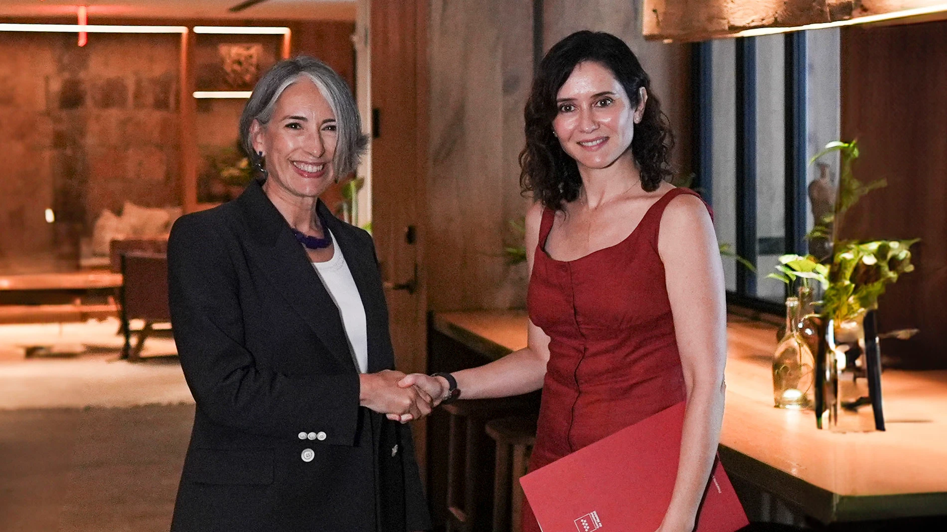NUEVA YORK (ESTADOS UNIDOS), 27/06/2025.-La presidenta de la Comunidad de Madrid, Isabel Díaz Ayuso (d), durante su reunión con representantes de la compañía tecnológica Equinix, este viernes en Nueva York. EFE/COMUNIDAD DE MADRID SOLO USO EDITORIAL/SOLO DISPONIBLE PARA ILUSTRRA LA NOTICIA QUE COMPAÑA (CRÉDITO OBLIGATORIO)