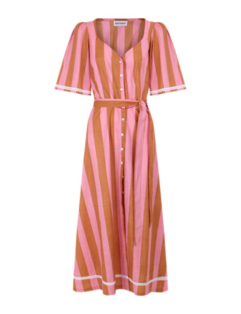 Vestido camisero con rayas.