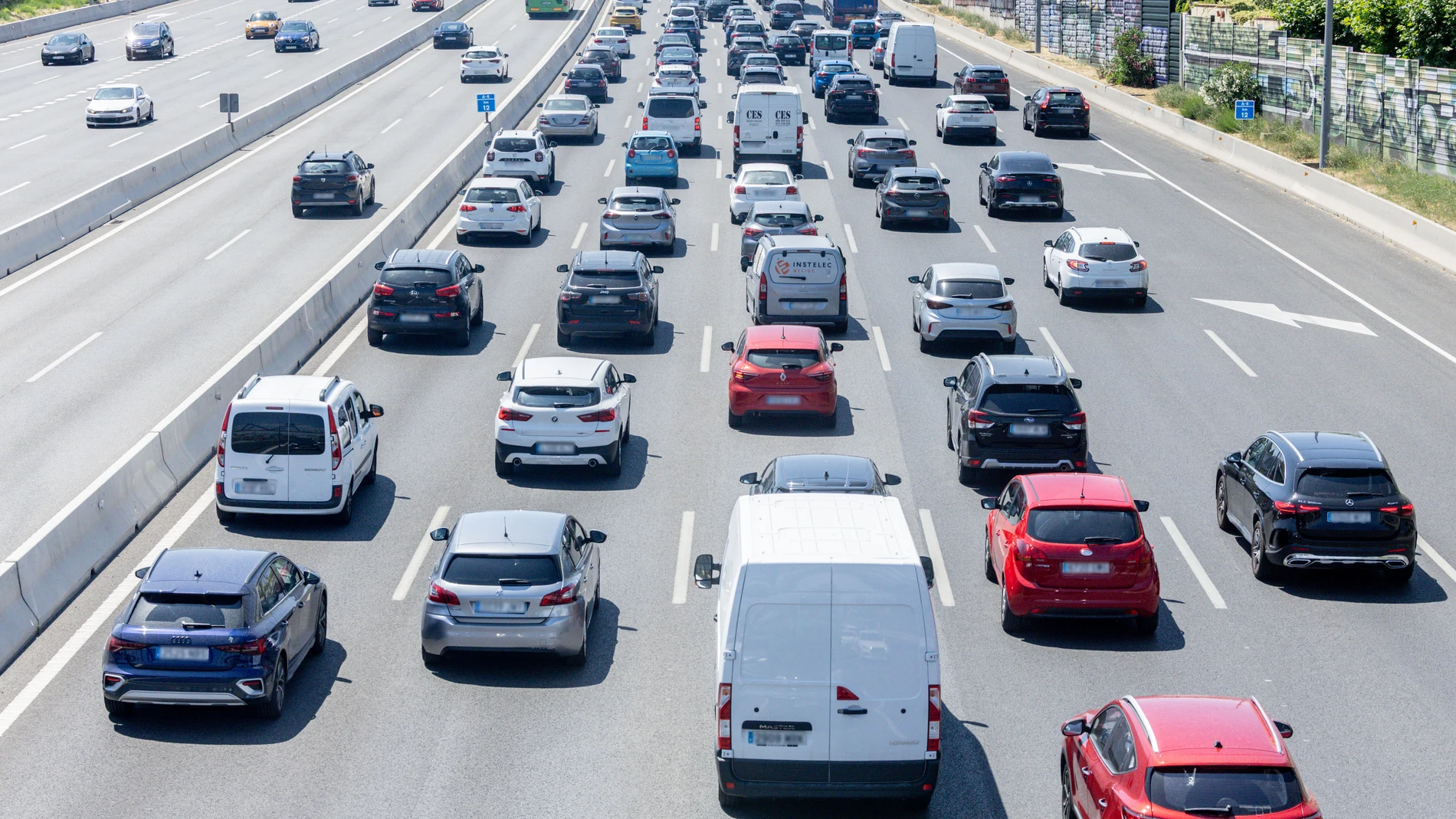 Varios vehículos circulan durante la primera operación salida de verano 2025, en la autovía A6, a 27 de junio de 2025, en Madrid (España). La Dirección General de Tráfico (DGT) prevé para esta primera operación salida del verano 2025 un total de alrededor de 6 millones de desplazamientos por carretera entre hoy a las 15:00 horas y la medianoche del lunes 1 de julio. Esta cifra corresponde al periodo inicial de mayor intensidad de tráfico, coincidiendo con el inicio de las vacaciones escolares...