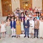 Foto de familia de Carnero y su equipo de Gobierno junto a Alberto Domínguez Buitrón y miembros de la comunidad LGTBI