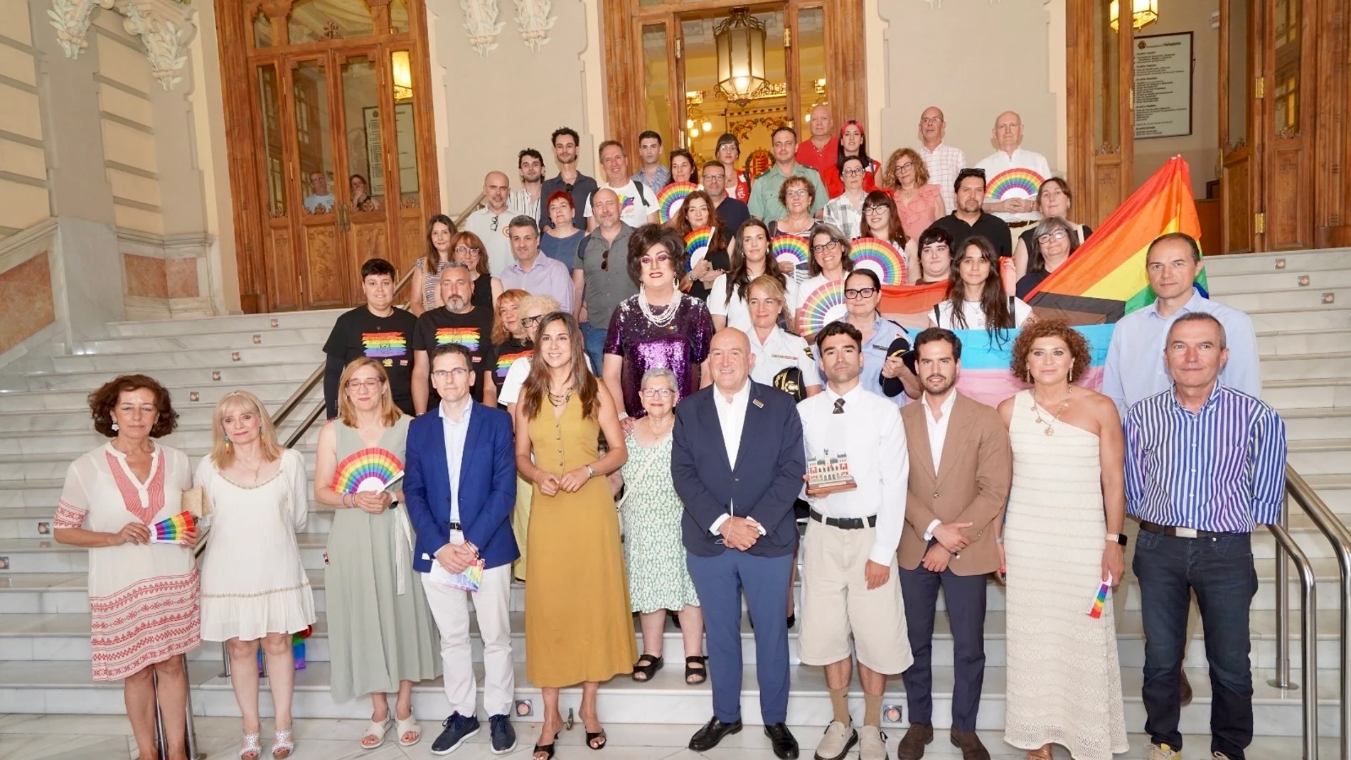 Foto de familia de Carnero y su equipo de Gobierno junto a Alberto Domínguez Buitrón y miembros de la comunidad LGTBI