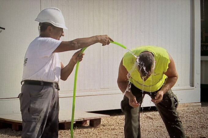 Albañiles y personal del sector de la construcción intentan paliar con agua las altas temperaturas