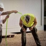 Albañiles y personal del sector de la construcción intentan paliar con agua las altas temperaturas