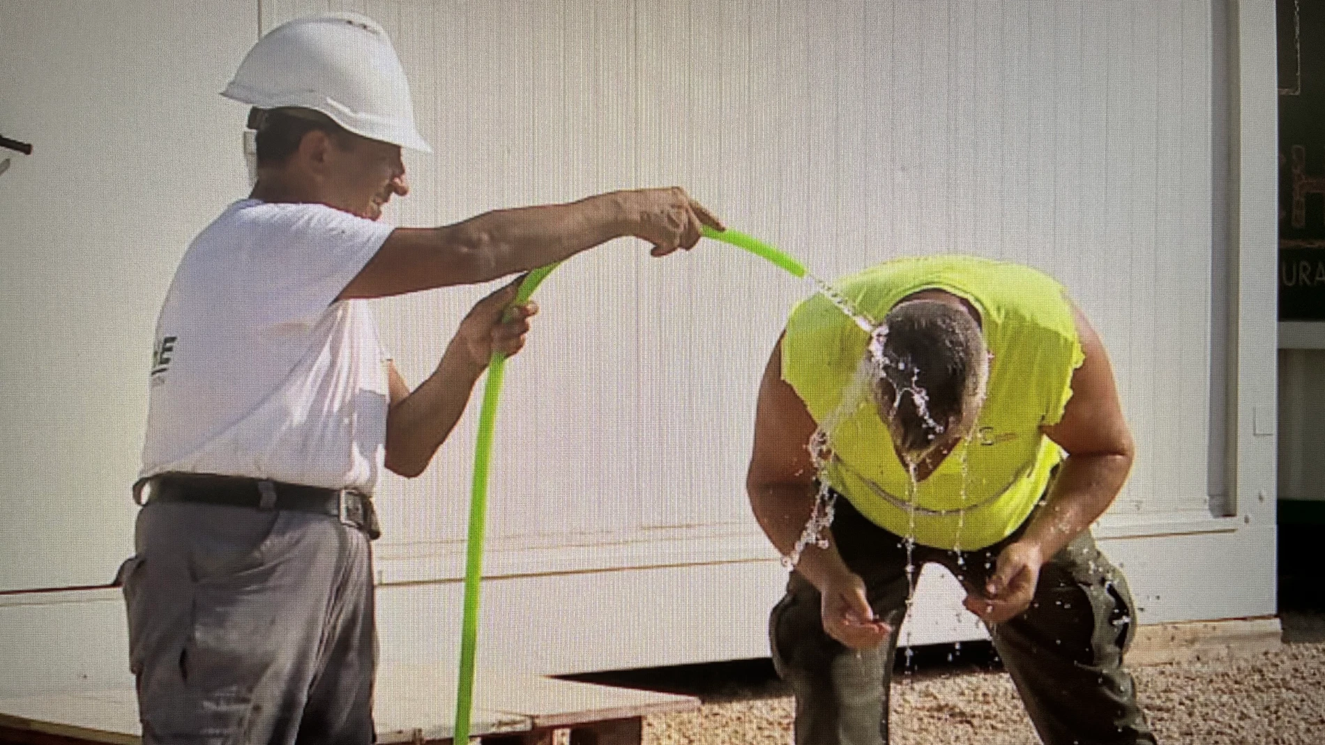 Albañiles y personal del sector de la construcción intentan paliar con agua las altas temperaturas