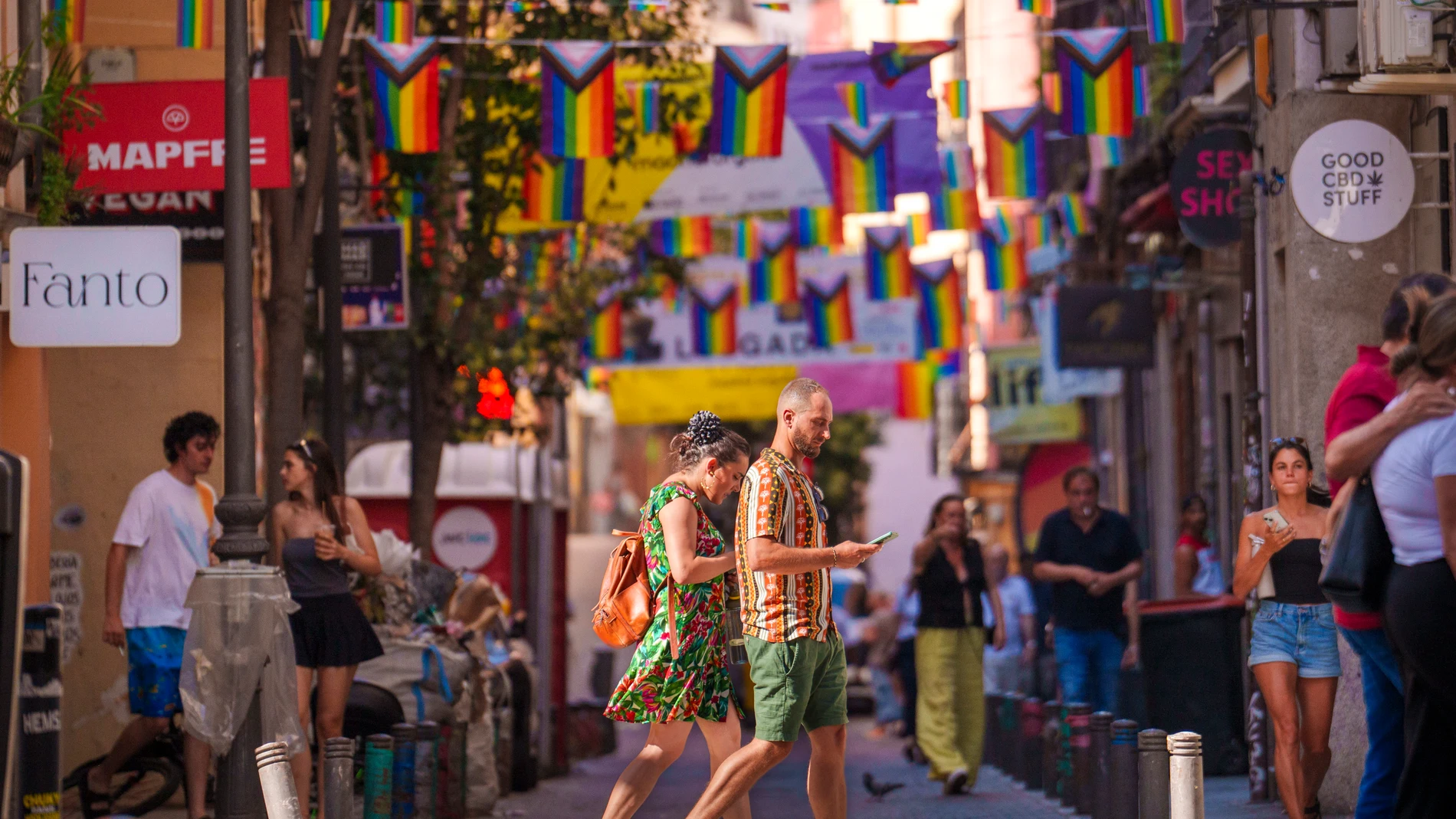 Preparativos de las fiestas del Orgullo LGTBIQ+ en Chueca
