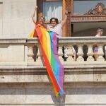 Compromís despliega la bandera LGTBIQ+ desde el balcón de Ayuntamiento Valencia "frente al veto de alcaldesa (PP) y Vox"