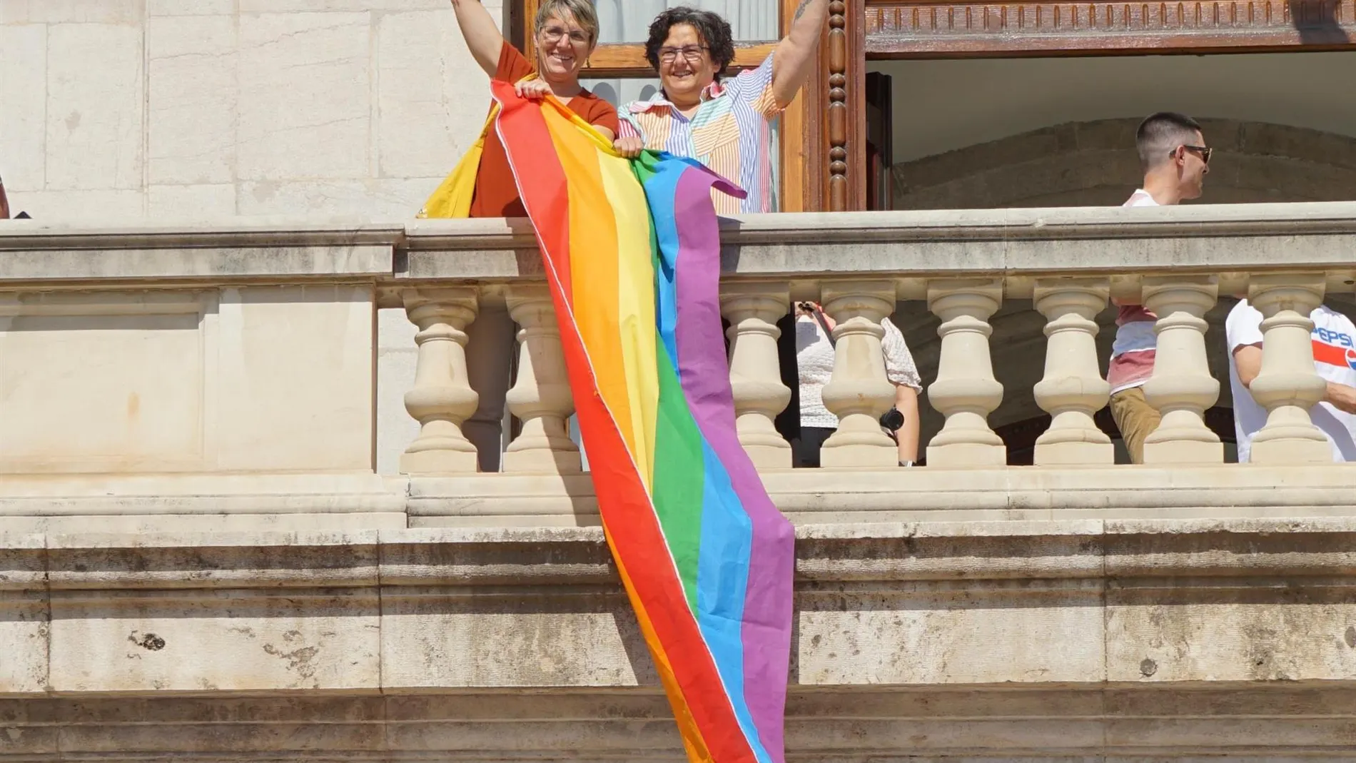 Compromís despliega la bandera LGTBIQ+ desde el balcón de Ayuntamiento Valencia "frente al veto de alcaldesa (PP) y Vox"