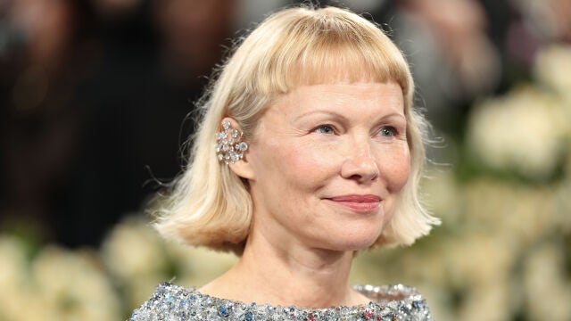 Pamela Anderson en la Met Gala 2025.