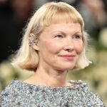 Pamela Anderson en la Met Gala 2025.