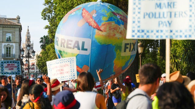 Manifestación del Foro Social de la FfD4 recorre Sevilla bajo el lema '¡Justicia económica global ya!'