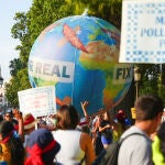 Manifestación del Foro Social de la FfD4 recorre Sevilla bajo el lema '¡Justicia económica global ya!'