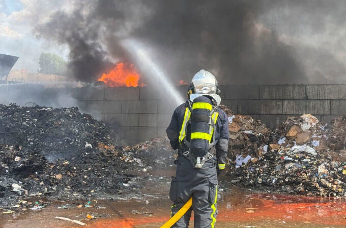 Se incendia sin causar heridos una nave de reciclaje en San Fernando de Henares