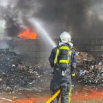 Se incendia sin causar heridos una nave de reciclaje en San Fernando de Henares