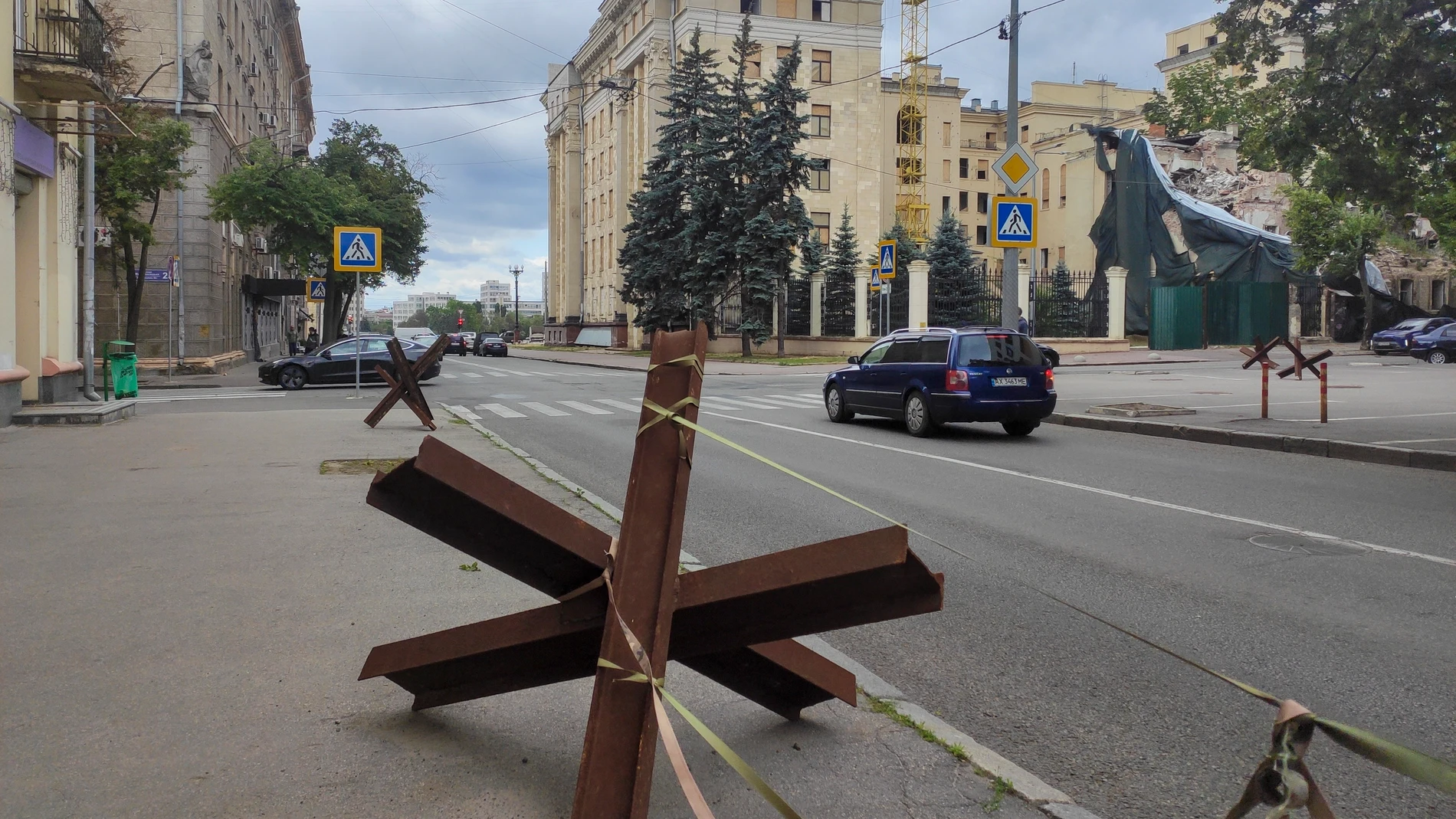 GRAF6687. JÁRKOV (UCRANIA), 29/06/2025.- Daños provocados por los ataques aéreos rusos en la ciudad de Kupiansk, en la región de Járkov. Ucrania ha paralizado los intentos de Rusia de ampliar una zona bajo control invasor en la región de Sumi, pero persisten los intensos combates en Járkov y Donetsk, donde las fuerzas rusas quieren rodear la ciudad oriental de Pokrovsk y adentrarse en el área regional de Dnipropetrovsk. EFE/ Rotyslav Averchuk