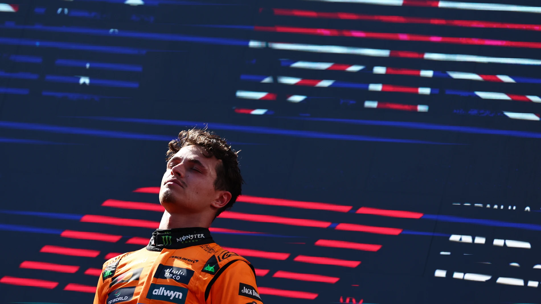 SPIELBERG (Austria), 29/06/2025.- First-placed McLaren driver Lando Norris of Britain poses on the podium after the Formula 1 Austrian Grand Prix at the Red Bull Ring racetrack in Spielberg, Austria, 29 June 2025. (Fórmula Uno, Reino Unido) EFE/EPA/ANNA SZILAGYI