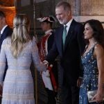 Los Reyes, con Pedro Sánchez y su mujer, Begoña Gómez