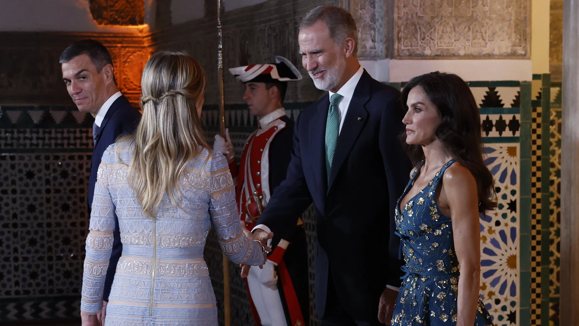 Los Reyes, con Pedro Sánchez y su mujer, Begoña Gómez