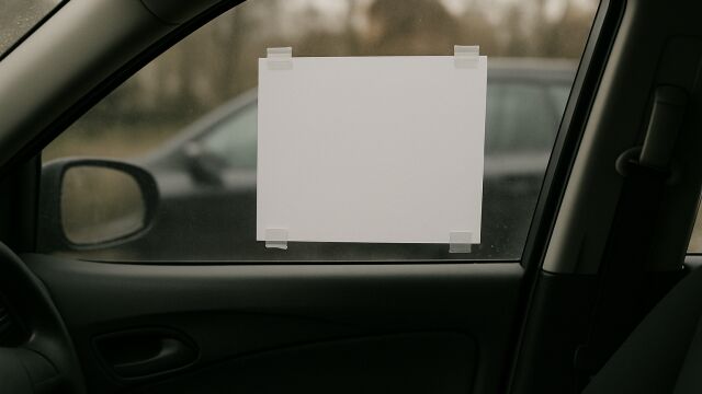 El simple cartel que puede costarte 1.000 euros si lo pones en el coche