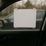 El simple cartel que puede costarte 1.000 euros si lo pones en el coche